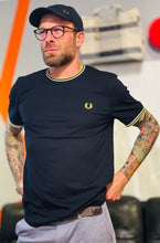 Lade das Bild in den Galerie-Viewer, Fred Perry &quot;M1588-Twin Shirt&quot; T-shirt
