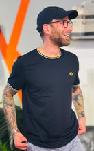 Lade das Bild in den Galerie-Viewer, Fred Perry &quot;M1588-Twin Shirt&quot; T-shirt
